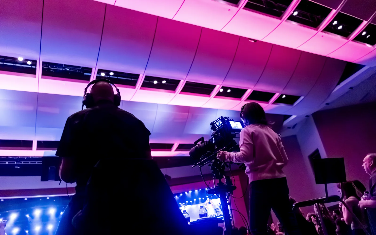 Equipo audiovisual cubriendo un evento en vivo