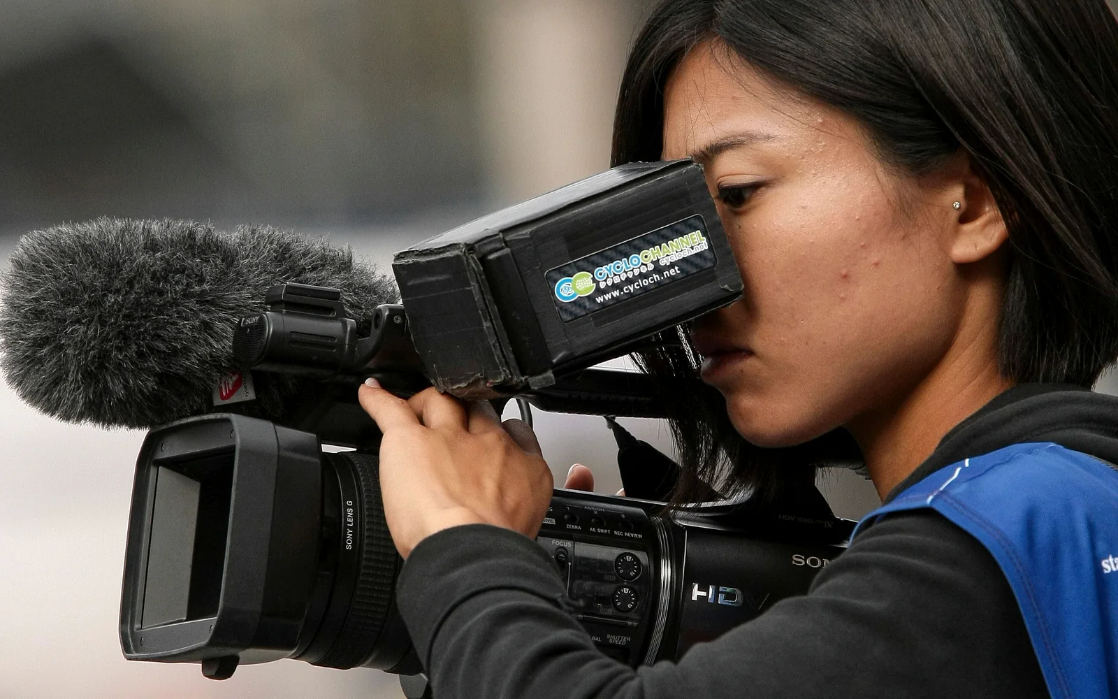 Videógrafa trabajando con una cámara profesional